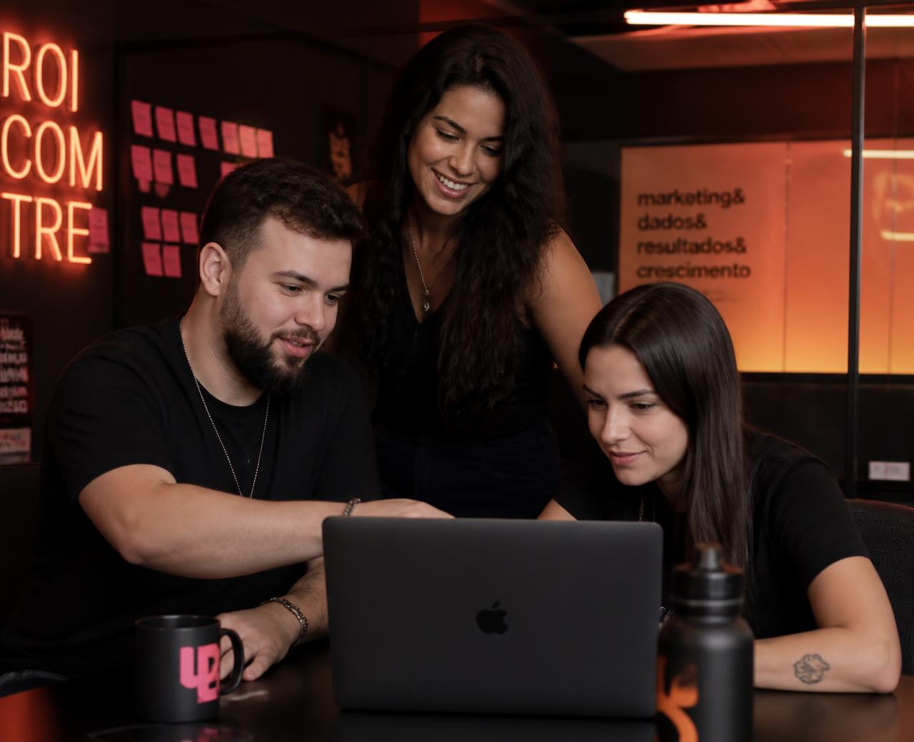 Equipe da Aríete Digital analisando resultados de campanhas em reunião
